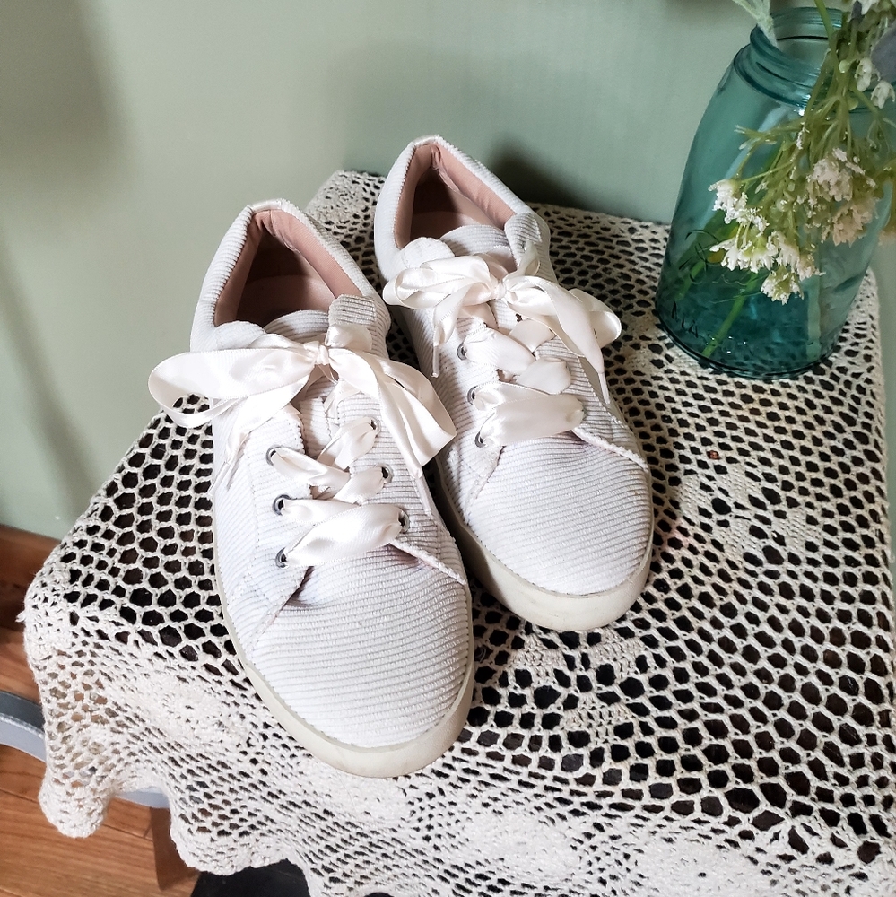 Women's White Casual Sneakers